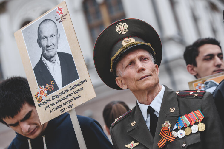   «Если есть угроза безопасности людей, то, конечно, нужно это сделать в других формах. «Бессмертный полк» отменить не получится, это уже часть нашей жизни. Такая же, как салют 9 Мая, как поздравление с 8 Марта, как оливье на Новый год» Фото: «БИЗНЕС Online»