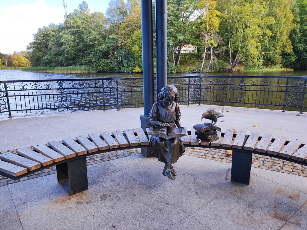 Светлогорск. "Девочка, читающая сказку"