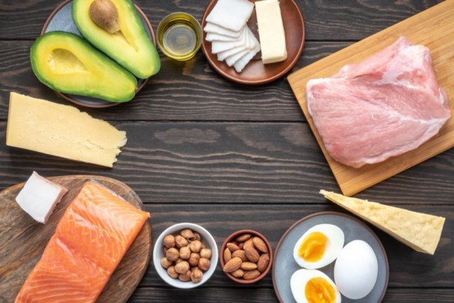 Источниками жиров могут быть как продукты животного происхождения, так и растительного 