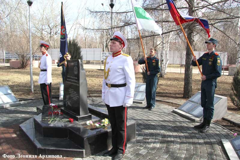 Вдова ликвидатора. Чернобыльцы Зауралья. День памяти воинов чернобыльцев. Памятник ликвидаторам аварии на Чернобыльской АЭС. Митинг памяти жертв Чернобыльской катастрофы.