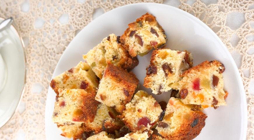 Если кулич крошится - не беда. Часть пойдет на сухарики, часть - не посыпку