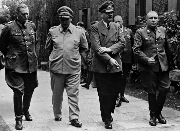 Кейтель, Геринг, Гитлер, Борман в ставке в Растенбурге летом 1944 г/ © hrono.ru