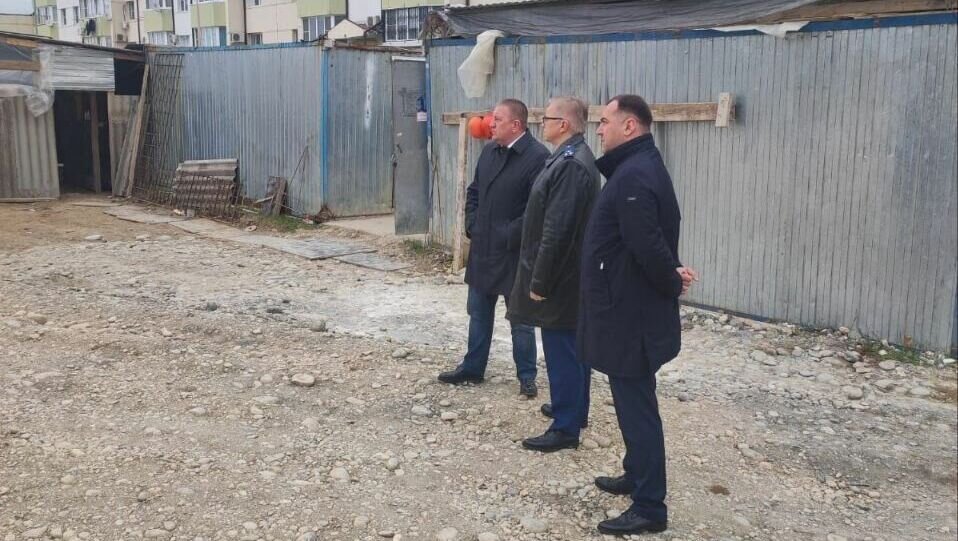     В Минеральных Водах появились вопросы к подрядчику, который срывал сроки благоустройства пешеходной зоны, сообщил глава администрации горокруга Вячеслав Сергиенко.
