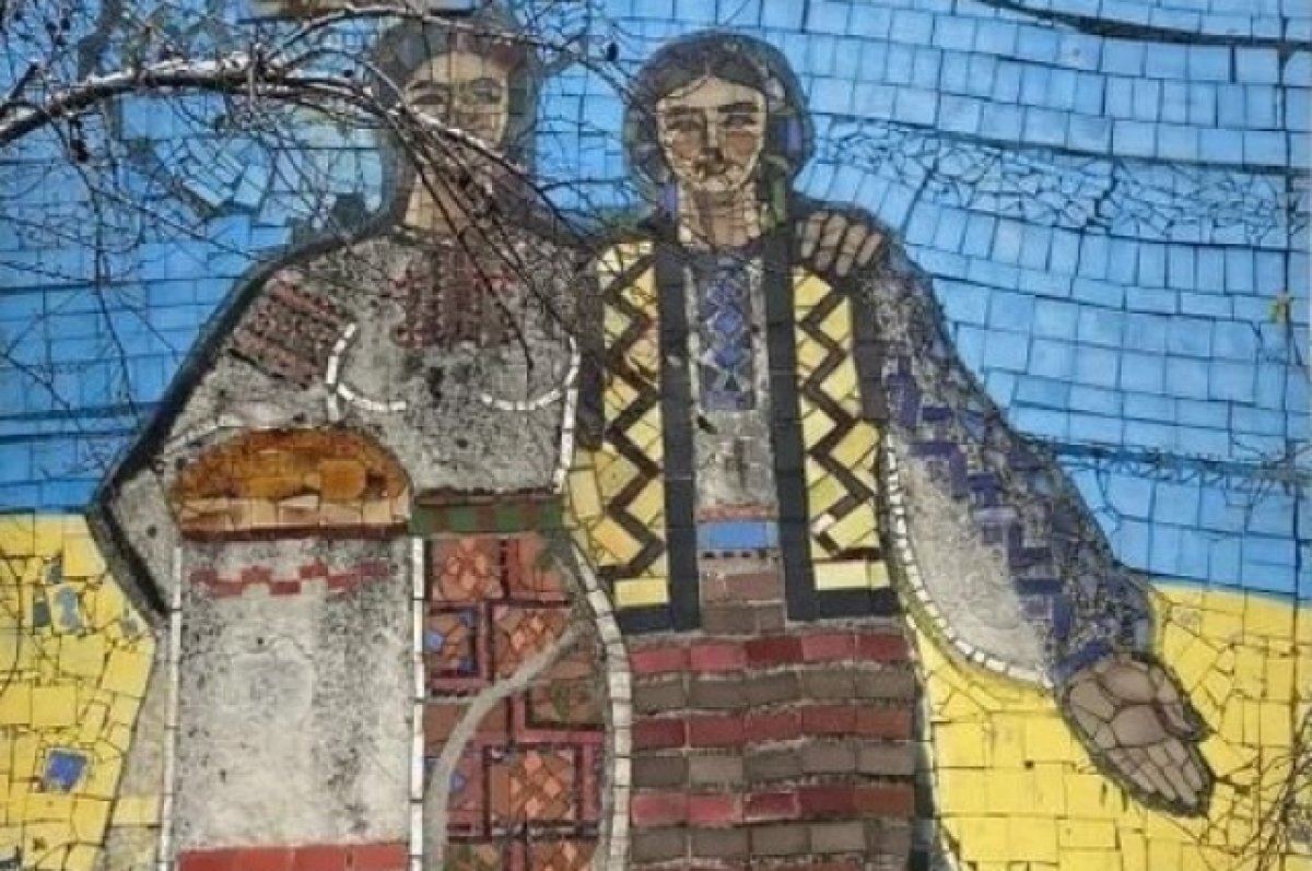    В Ровно снесли стелу с изображением двух украинок, приняв одну за россиянку
