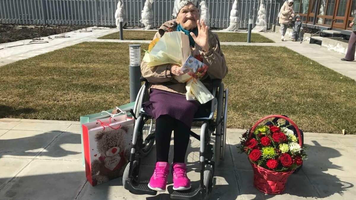     Участница ВОВ Дарья Бурцева отметила сегодня 103-летие. В честь знаменательного события около её дома сыграл военный оркестр, сообщили в пресс-службе тюменского правительства.