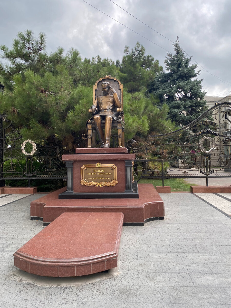 Горожане увековечили Волкова в памятнике.