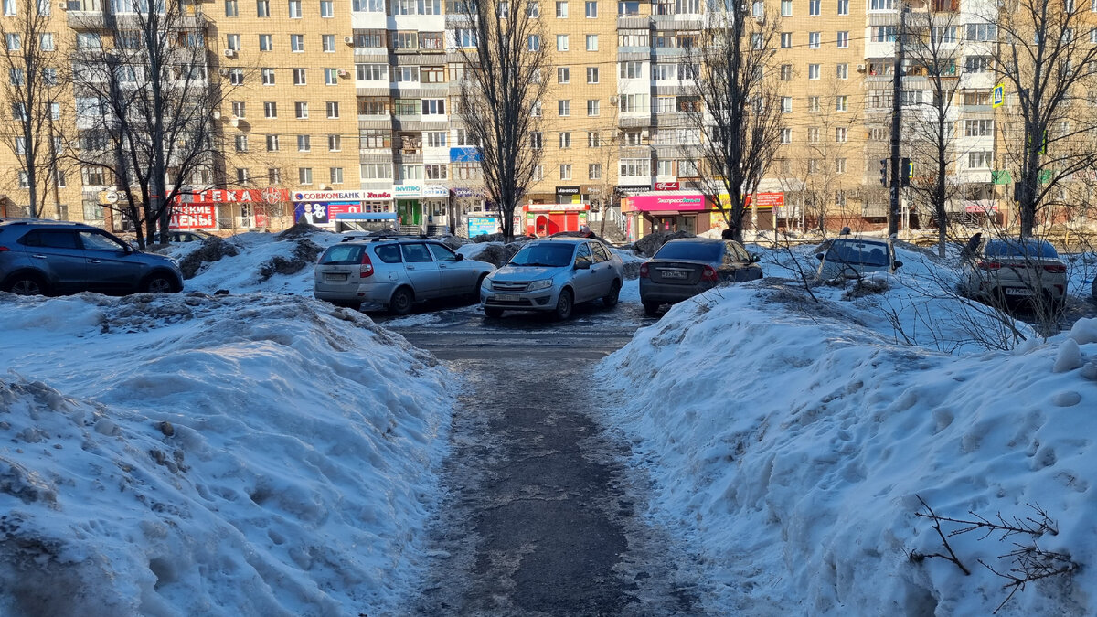 стоянка на газоне круглогодичная т.к. места под машины по всей длине дома не хватает.