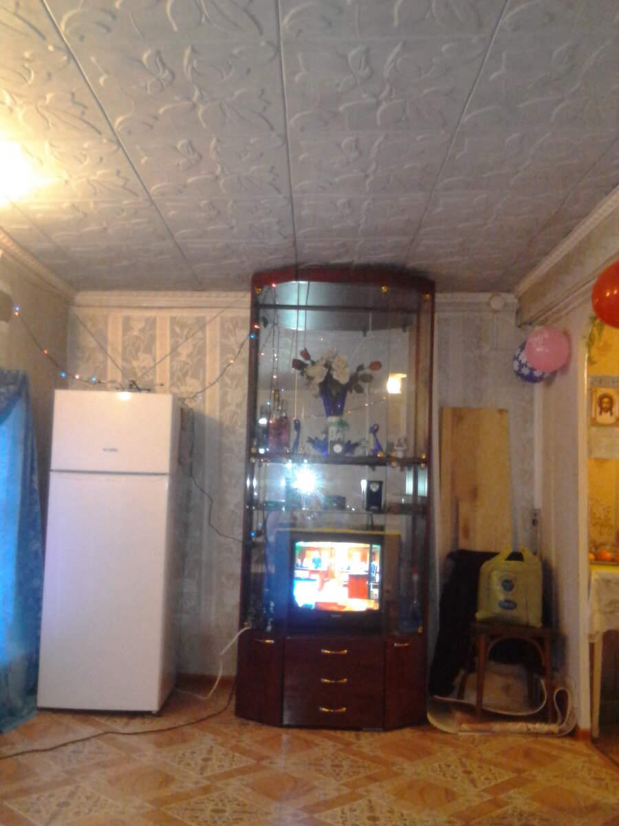 На этой фото видно, насколько пол кривой