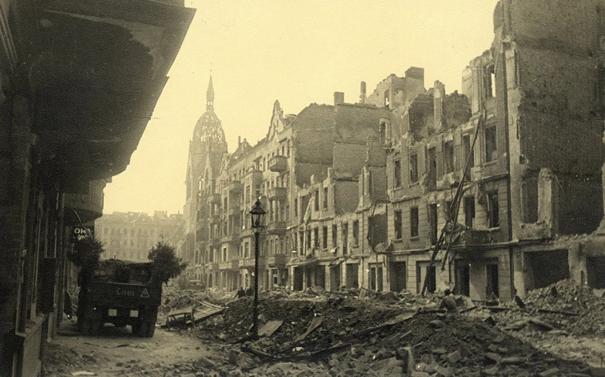 Помощь германии после войны. Берлин в руинах 1945. Разрушенный Рейхстаг 1945. Берлин после войны 1945.