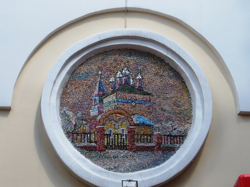 Храм был снесен, от него осталась только мозаика на телефонной станции