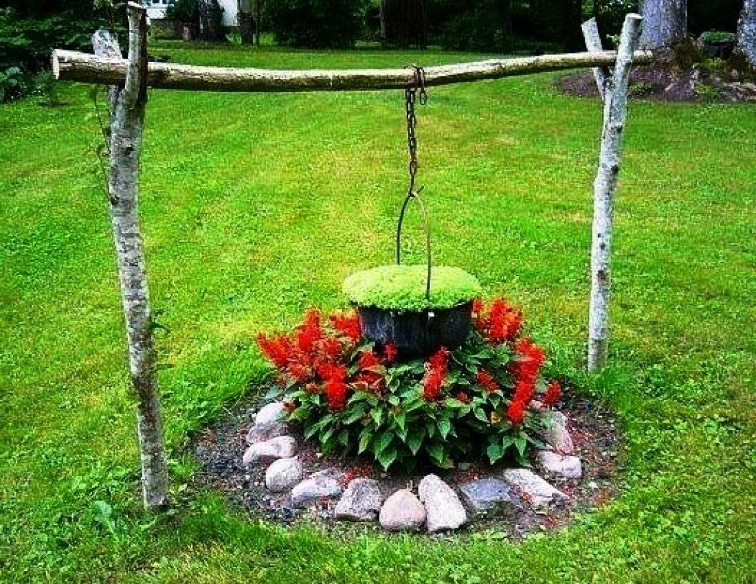 Очень красивая клумба в форме костра с котелком.