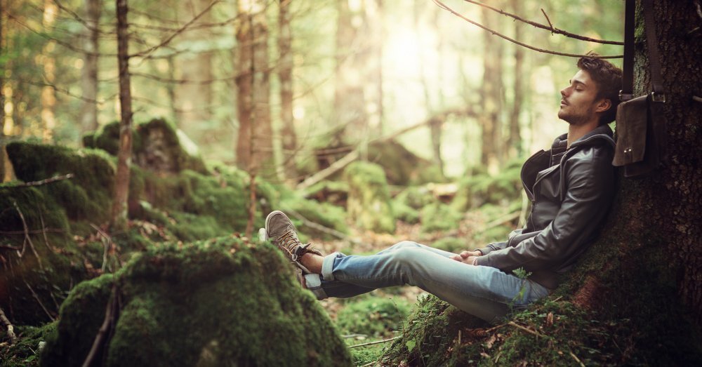 Время на природе со своей. Человек сидит в лесу. Человек на фоне леса. Мужчина сидит в лесу. Парень в лесу.