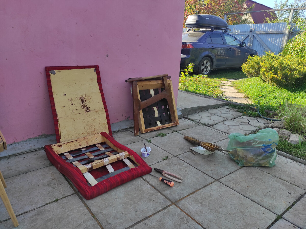 Я потом дачную плитку долго отмывала от разложившегося поролона.