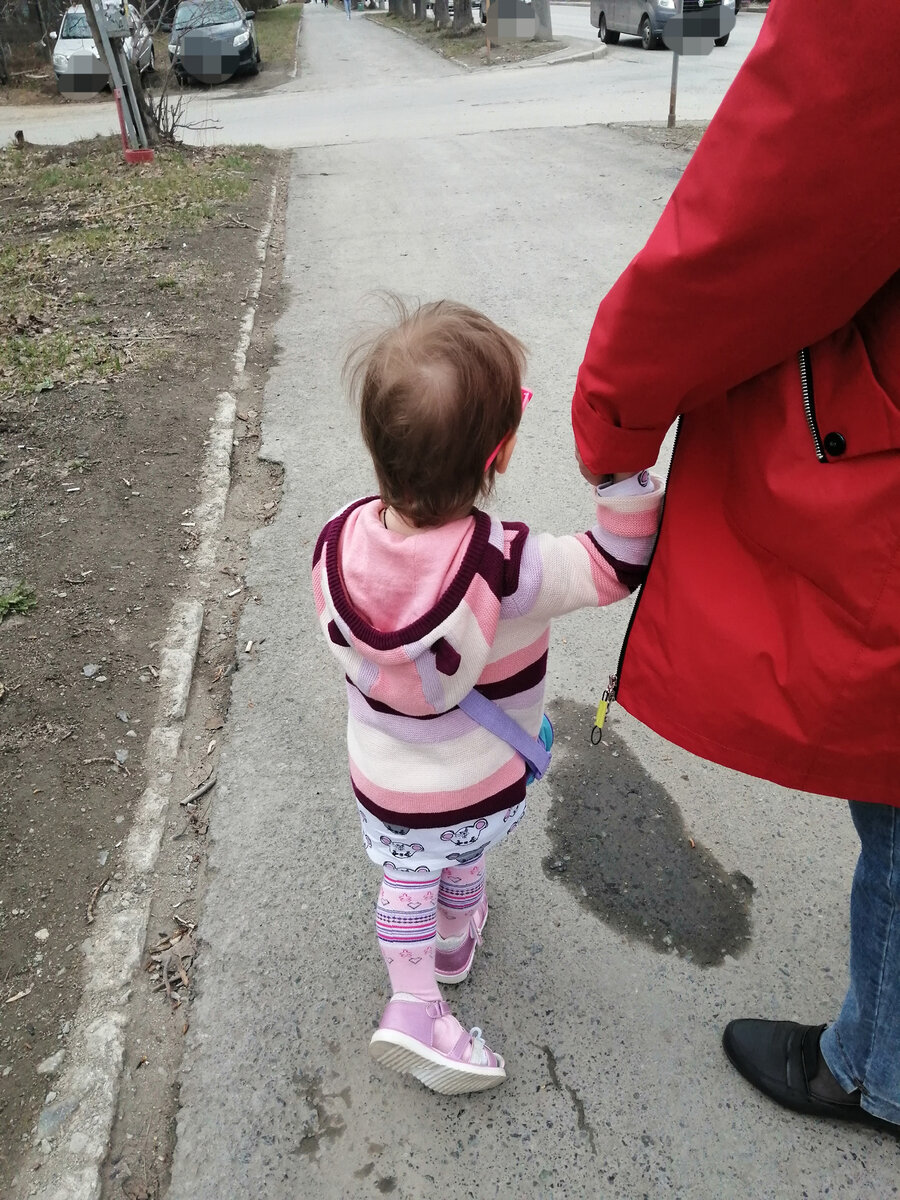 С любимой бабулей за ручку. Была в кепочке, но решила снять без объяснения причин )))