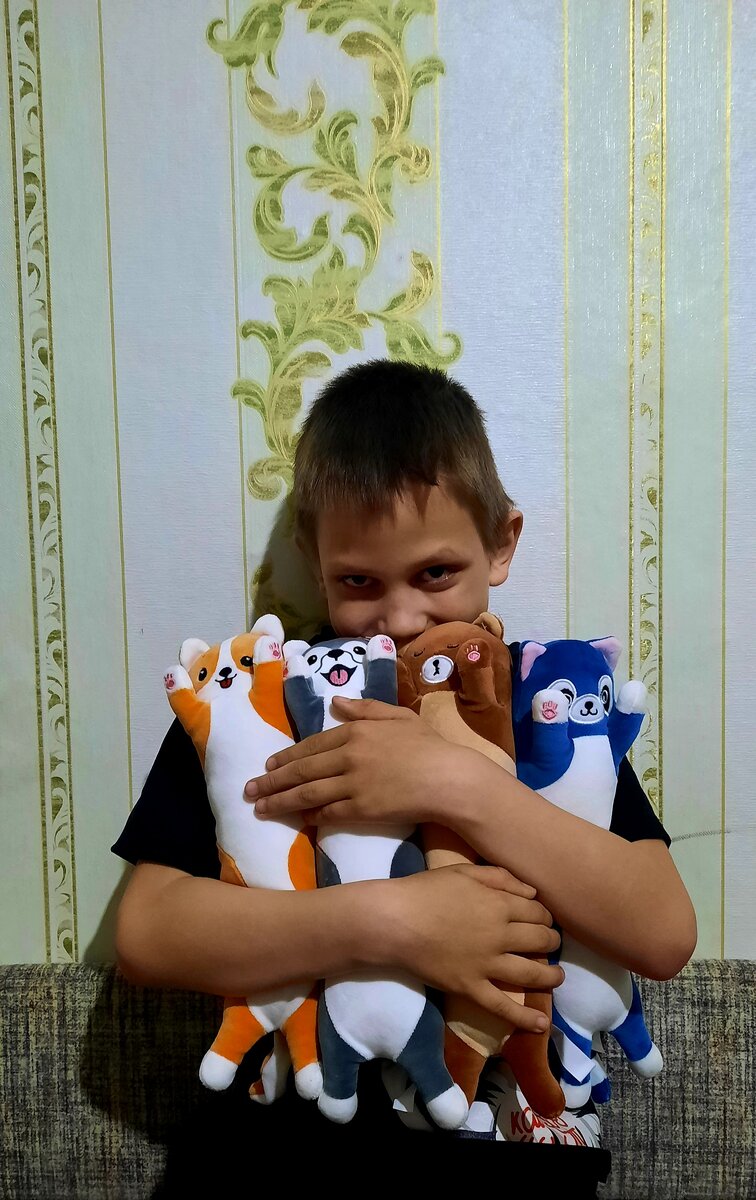 На трех "батонов" (Семён их так назвал) сын сам накопил, а на ещё одного я добавила) Ребёнок доволен🙂 хоть и взрослый, но в игрушки играет: он всех ставит на полу, динозавры (как без них🤪) и батоны у него устраивают сражения, а фигурки лего как бы миротворцы, всех примиряют