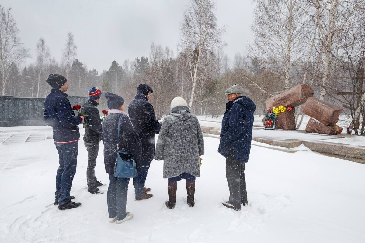 Мемориальное кладбище жертв политических репрессий. Было обнаружено впервые общественностью в 1989 году во время "Перестройки" и открытию в связи с этим архивов КГБ. Убивали людей в подвале здания НКВД на улице Литвинова, 13 (Сейчас там управление ФСБ по Иркутской области) в Иркутске и в Иркутской тюрьме (сейчас СИЗО). Привозили на грузовиках под покровом ночи и хоронили массово в специально подготовленные ямы (рвы-накопители).