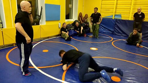 Бакланка. Рванули за рукав , чтобы развернуть и ударить ...