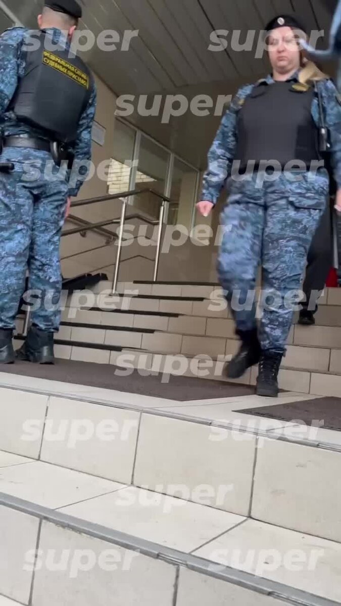    Елену Блиновскую выводят из здания Пресненского суда Видео: Super