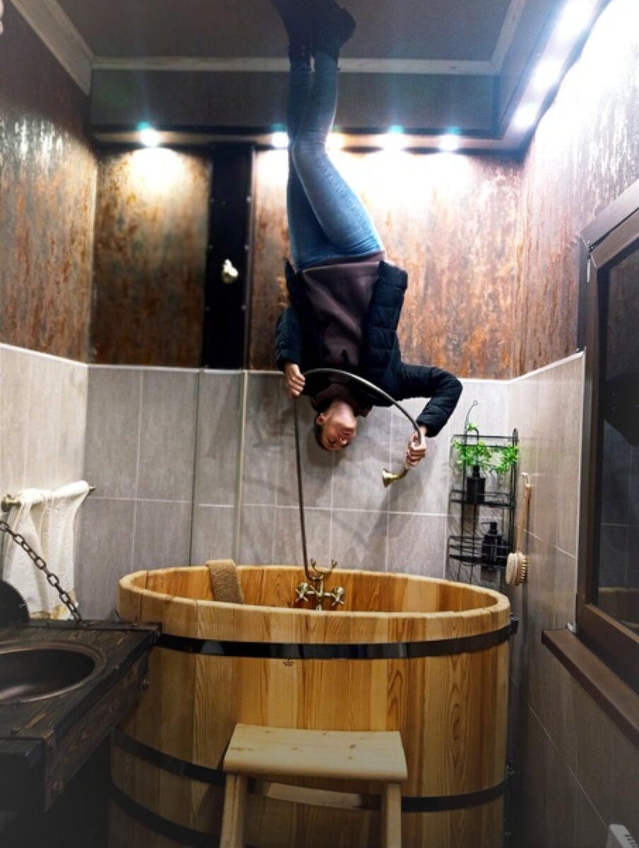 -Алло, генетика? Скажите почему мы все такие разные?) (на фото я, в нашем перевернутом доме в г. Саратове) 