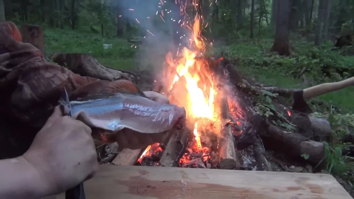 Снимаем кожу хариуса - называют снять шубу с хариуса Костер Топор