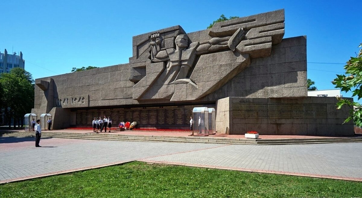 Севастополь героический город. Мемориал защитникам Севастополя.