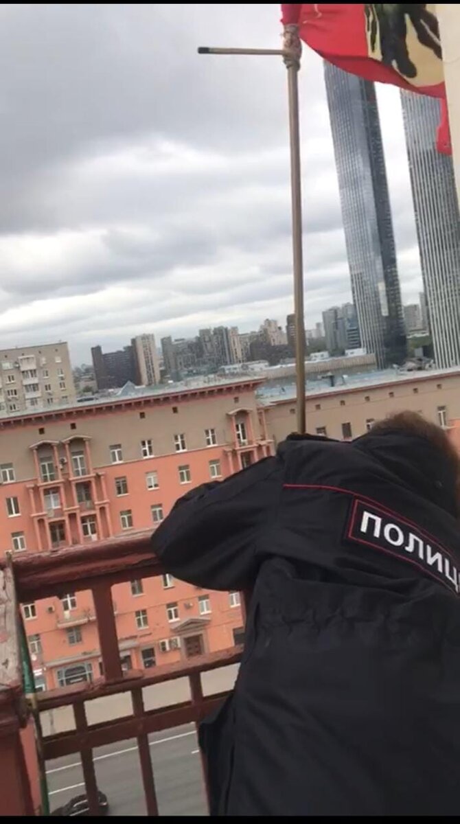 В центре Москвы власти запретили, сорвали и изъяли стяг с ликом Христа