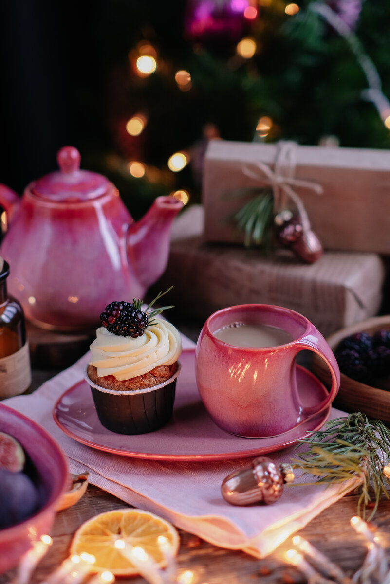 На фото серия "Поцелуй Арвен" Мастерской дизайнерской посуды "VELES". Кружка Цветок Жизни 200 мл и овальное блюдце, Глубокая тарелка 600 мл. 