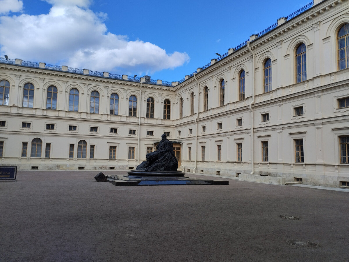 Внутренний двор Арсенального каре Гатчинского дворца и памятник Александру III