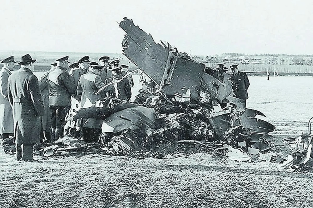Сбит второй самолет. Фрэнсис Пауэрс 1960 самолет. U2 самолет разведчик сбитый. Обломки самолета u-2 Пауэрса. Сбитый самолет разведчик в 1960.