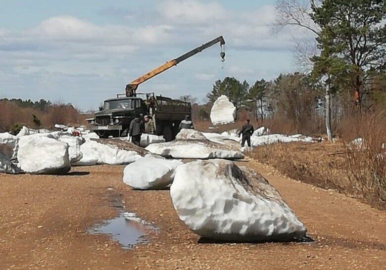 Массивные ледяные глыбы из реки Амур вынесло на дорогу. 