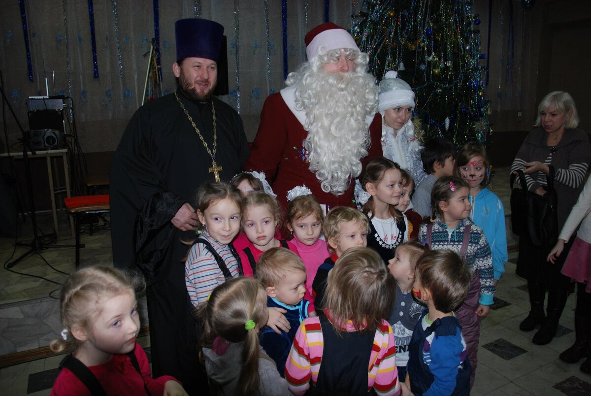 Дед Мороз поздравляет детей в фойе ДК им. Воровского