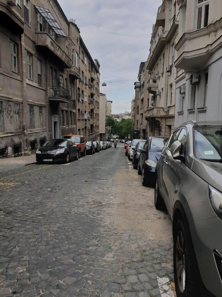 А вот это уже близко к центру. Дорога идет на подъем и что мы видим? Все машины стоят за линией. Ну за исключением вон той красной справа, где по факту сидел водитель и говорил по телефону. Чисто и аккуратно. Источник фото: личное.