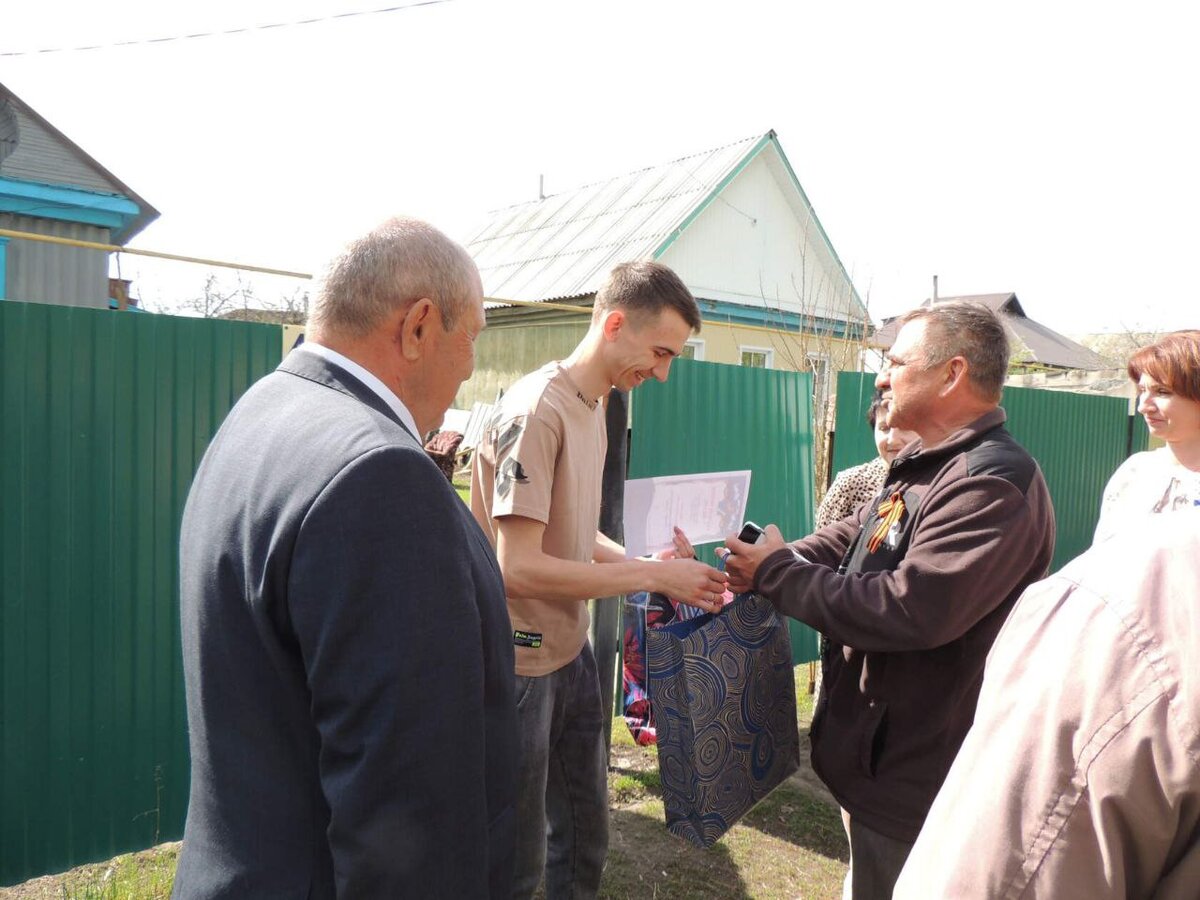  📷    Виктор Пауков перед Днем Победы навестил после ранения участника СВО Владимира Кузьменко Андрей Севостьянов
