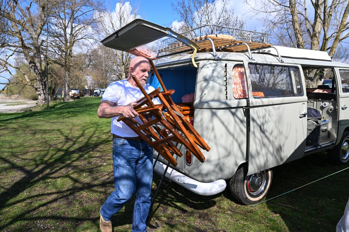 На природу нужно взять запас свежей еды, столовые приборы, аптечку и игры.  Фото: Felix Kästle / dpa / globallookpress.com