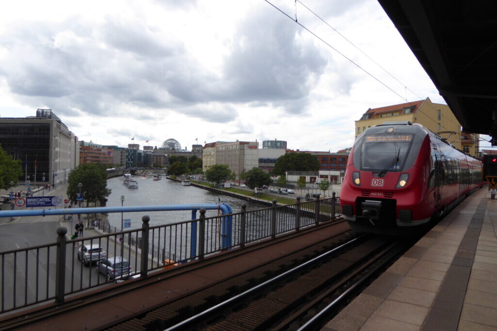 RegioExpress немецких железных дорог на станции Friedrichstrasse в центре Берлина