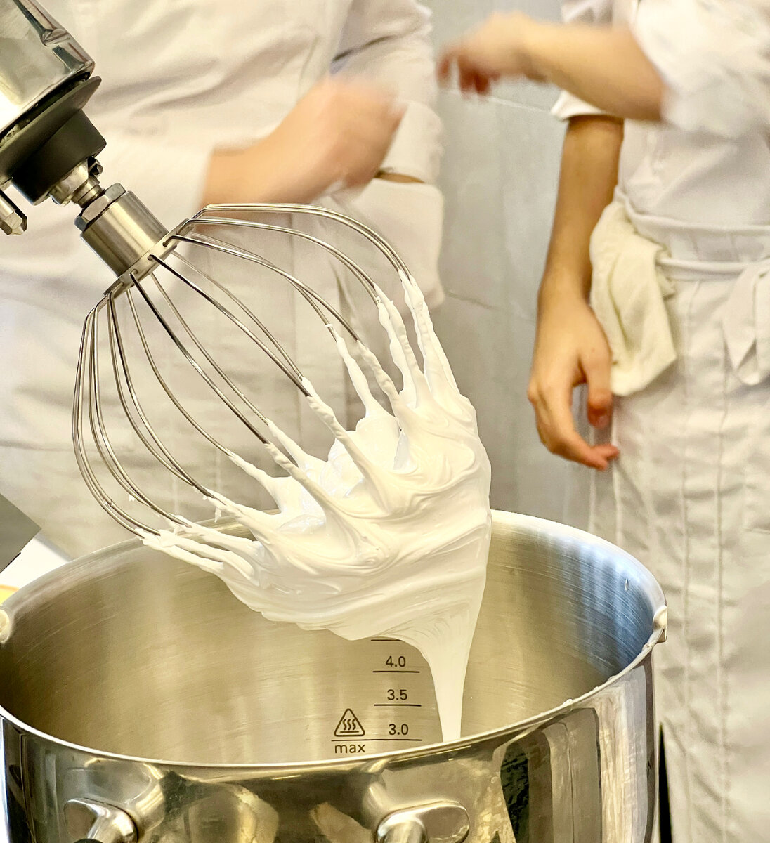 На фото изображена меренга, взбитая до мягких пиков.