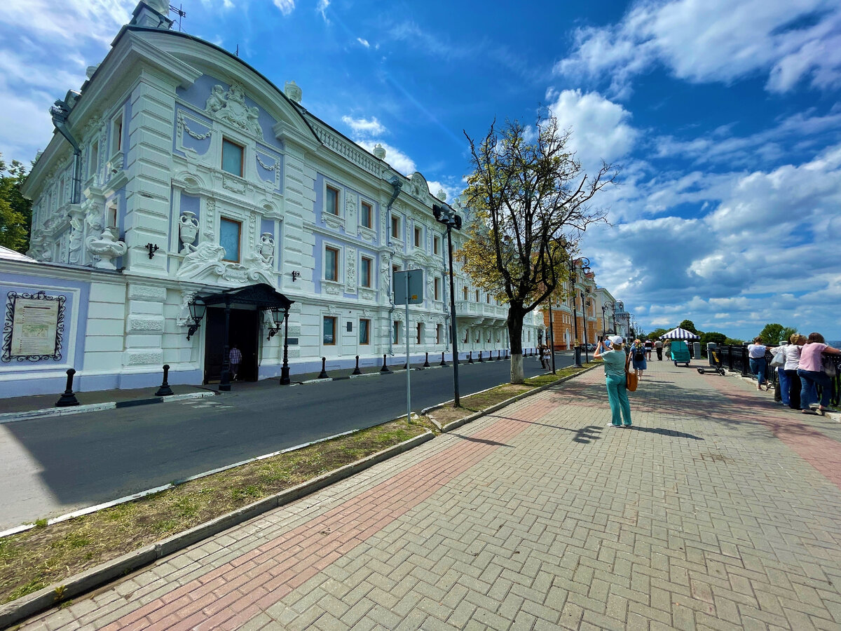 Верхневолжская набережная в Нижнем Новгороде: вид на Гребной канал и реку  Волгу, старинные усадьбы и кофе от «Дуняши» | Под зонтиком | Дзен