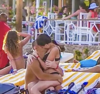 Так сладко, пока дома жена хлопочет по хозяйству.