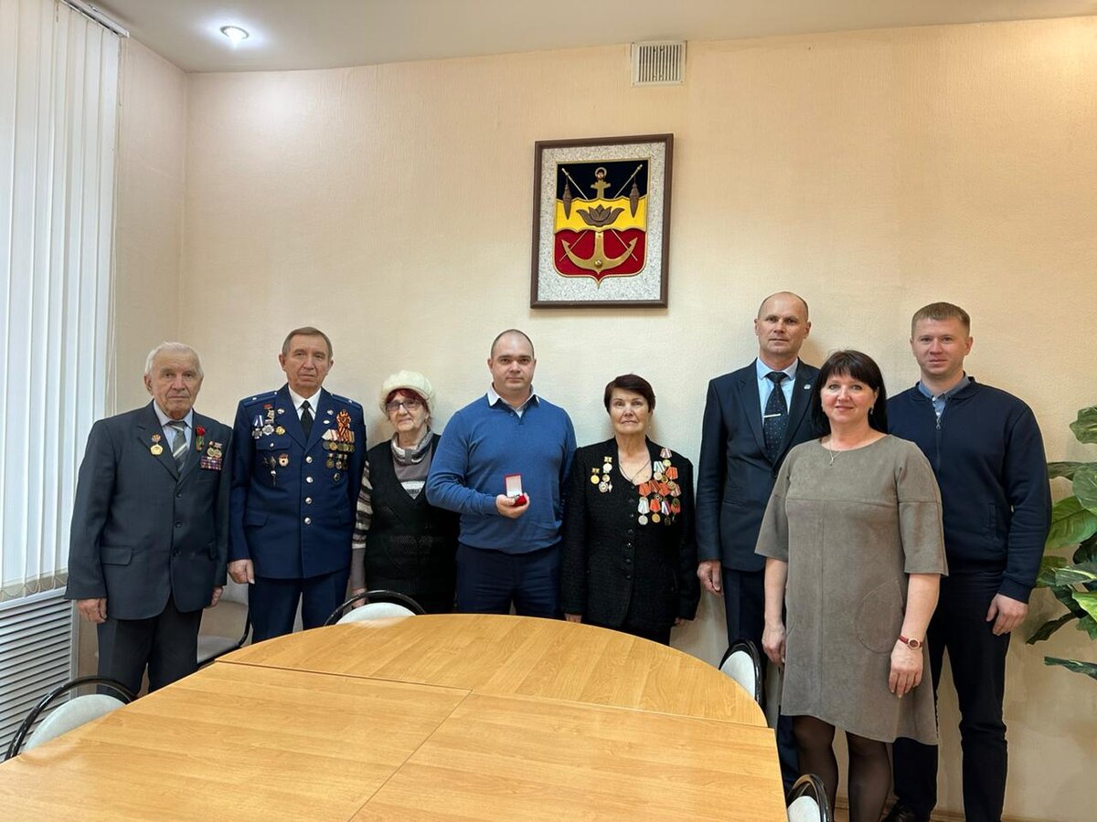 Спасибо, что подписались на мой канал - вы помогаете  его развитию. На фото: передача ордена родственникам
