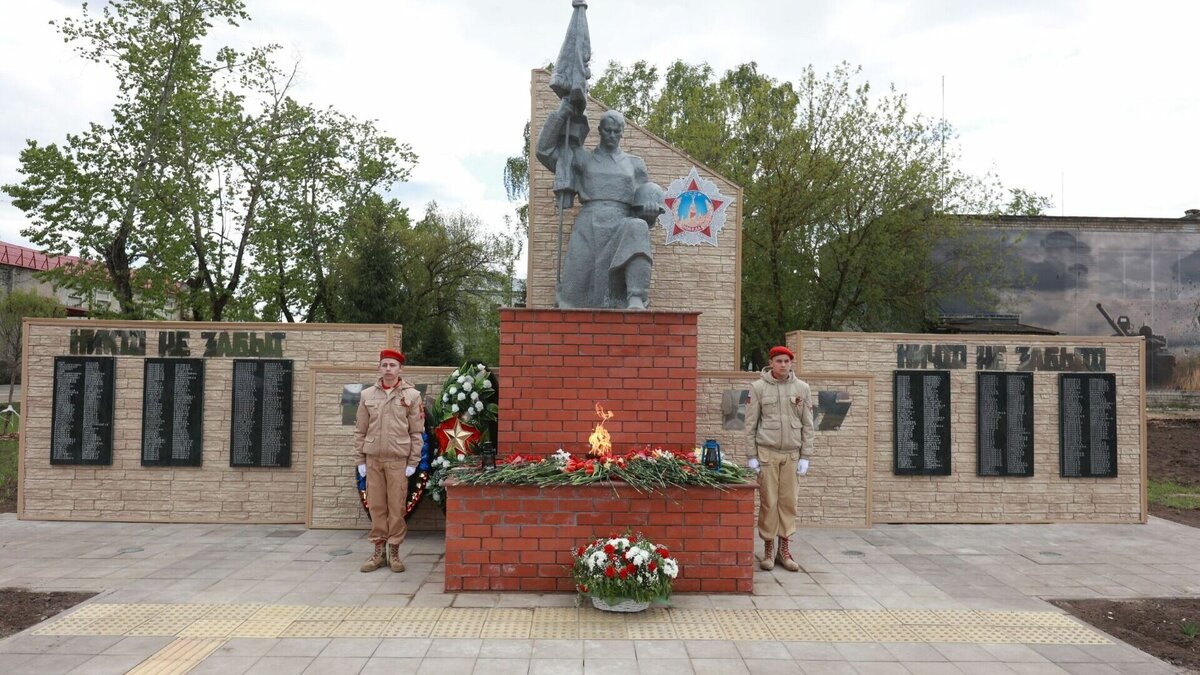     Накануне Дня Победы в Володарске зажгли Вечный огонь, переданный городу из Дзержинска. Торжественная церемония прошла на площади Героев, где находится мемориал памяти погибшим в годы Великой Отечественной войны, рассказали в администрациях Дзержинска и Володарского округа.