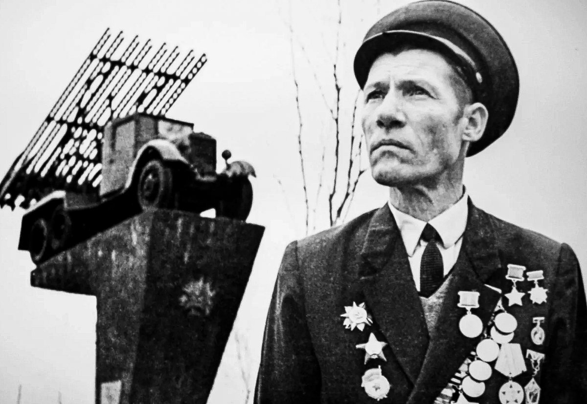 почему героя нет на фотографии