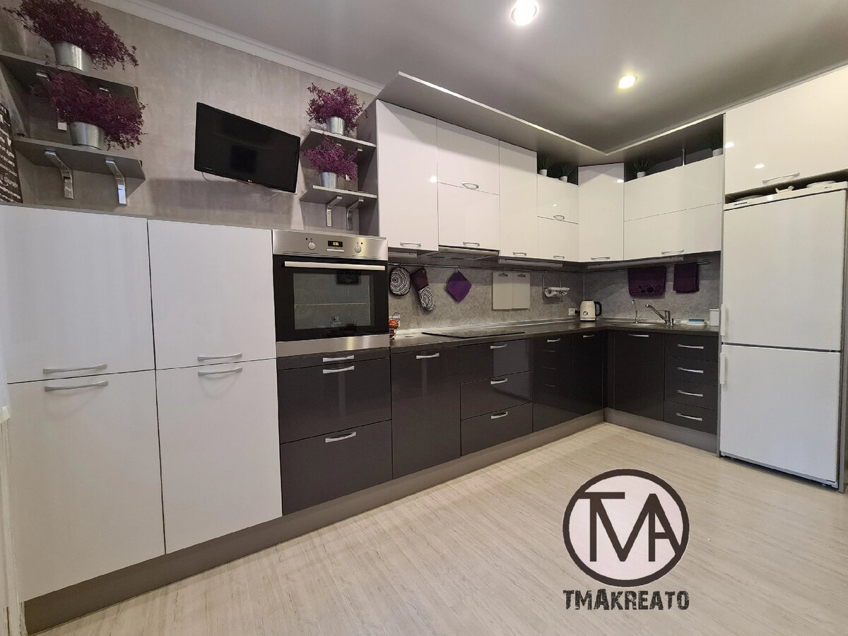 Моя первая кухня. 2 х 4,3 метра с акриловыми фасадами.