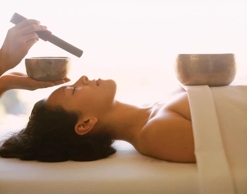 звуковые вибрации  стимулируют различные области мозга