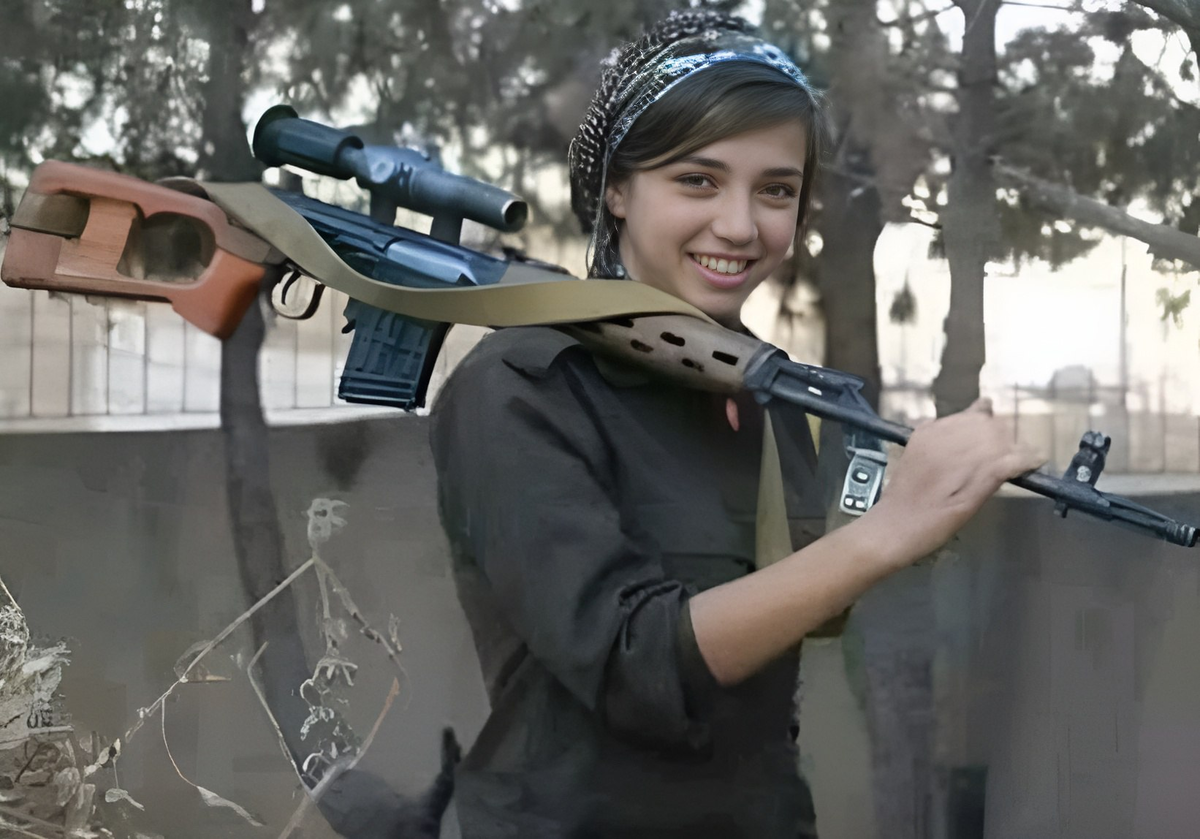Курдские девушки. Чеченка с оружием.