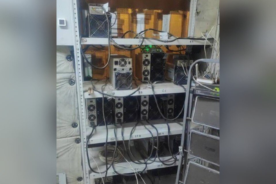    Всего 36 компьютеров вынесли из цокольного помещения жилого дома. Фото: Анастасия Казакова.