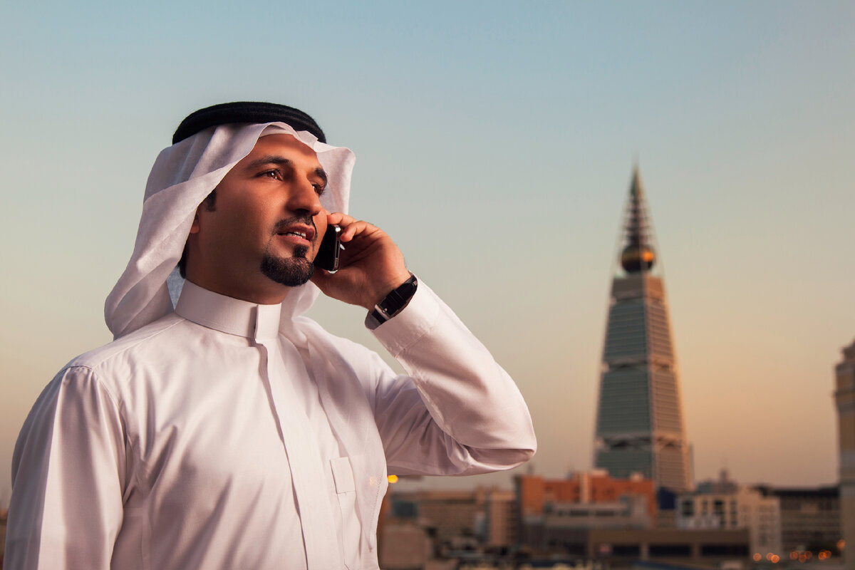 Телефон арабов. Сауди Арабиан Дубай. Саудовские мужчины. Дистанция арабов. Психология арабов.
