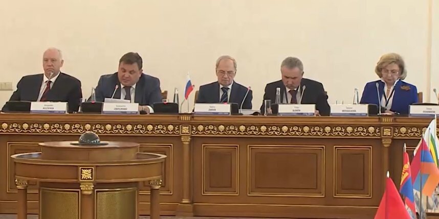    В рамках ПМЮФ прошла конференция "Конституция и конституционный контроль".Скриншот с репортажа телеканала "Санкт-Петербург"