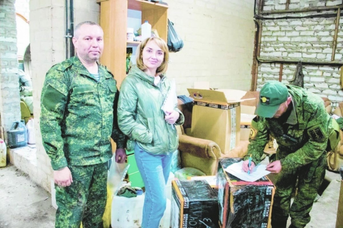    Елена Корчагина ровно год возит гуманитарные грузы для бойцов в зоне СВО.