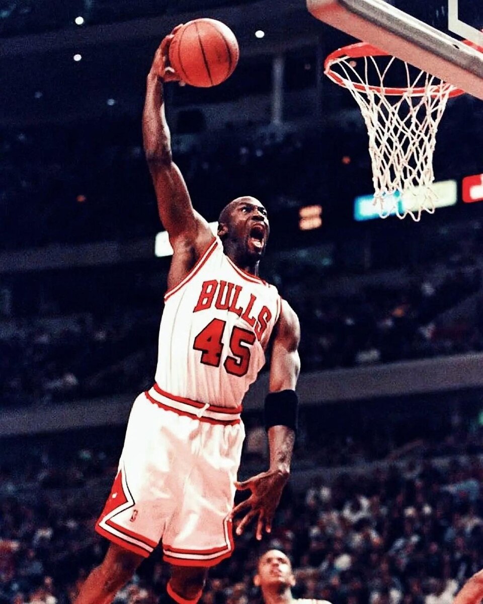 В детстве Майкл Джордан играл в бейсбол и даже имел некоторые успехи в младшей бейсбольной лиге. В середине девяностых прошлого века он решил прервать карьеру баскетболиста и попытался сделать карьеру как бейсболист, но через некоторое время вернулся на баскетбольную площадку.  📷
