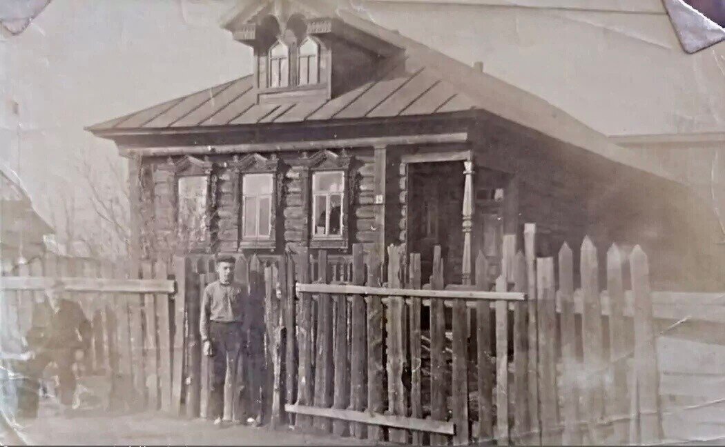 Сормово, ул. Академика Вавилова, дом №21. Горький 1947-1950 год. Дом стоит по сей день и живут в нем потомки построивших его людей.